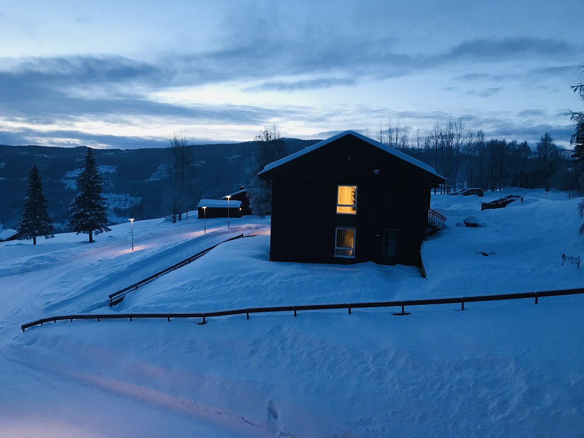 There are still places available for the last two #drDeaf workshops of 2022! PhD Deaf workshop and writing retreat will run parallel 11-16 December. There are some joint sessions. Register here: bit.ly/3RUEhaZ before 13 November 📚❄️🔥💻