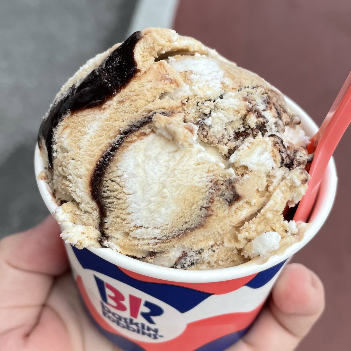 z20__x's tweet photo. 베라 이달의맛 먹었어여
내가 아인슈페너?
이름 이거 맞나
커피향 짱 찐함 맛있움
그리고 초코볼 박혀있어요
엄외랑 같은 초코볼인듯?
근데 맛있지만 또 먹고 싶지 않음
그치만 많이 먹을때 다른거랑 껴서 먹을만한 https://t.co/2QeXz7I2Jq
