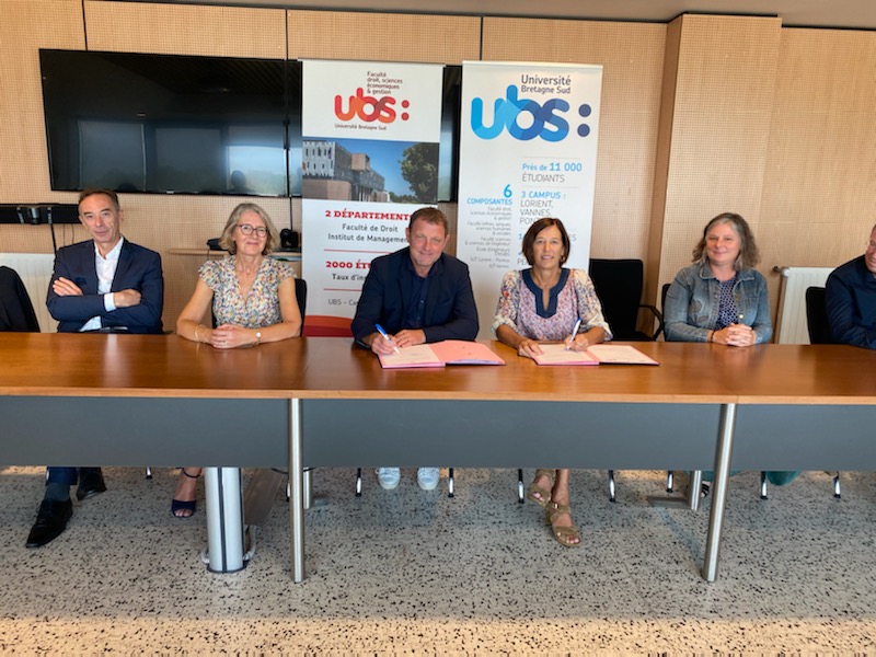 Signature de la convention entre <a href="/UBS_universite/">UBS_universite</a> et l'ENVSN : DU "Accompagner la performance humaine par le coaching" pour pros du nautisme/sportifs/cadres des entreprises/agents de l’administration
bit.ly/3mQgSKw
#formation #coaching #universite #preparationmentale