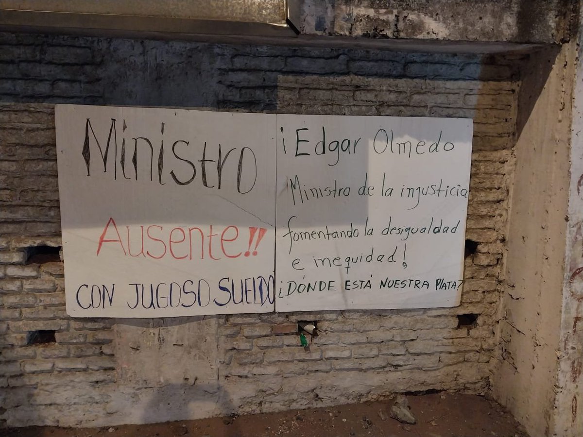 [URGENTE] 🚨Funcionarios de blanco dependientes del Ministerio de Justicia se encuentran en huelga de hambre desde hace 5 días en reclamo al derecho de cumplimiento de la Ley 6944/22 por el pago de subsidio por alimentos.