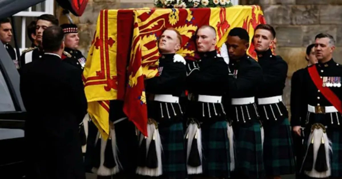 The drape that covers the Queen's coffin as it journeys to Edinburgh's St Giles' Cathedral this afternoon has been made by a small team of specialist flag makers in #Knaresborough. 
#QueenElizabeth #QueenElizabethIIMemorial 
buff.ly/3U11ZEy
