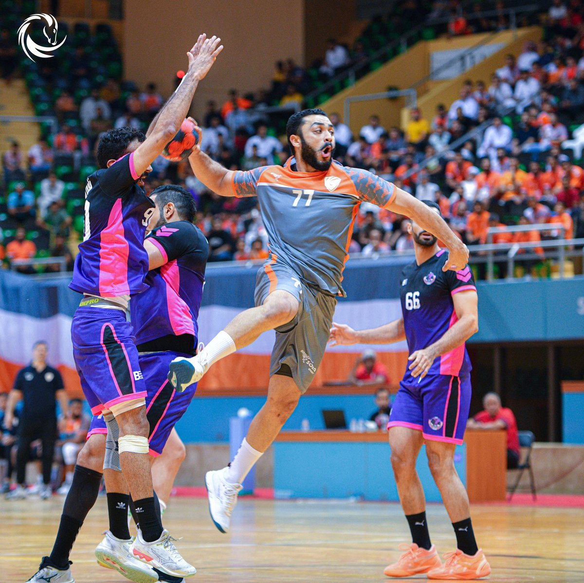 نادي مضر يحقق انتصاره الأول في أولى جولات الدوري السعودي على حساب الهدى بنتيجة 32-30 بعد أن انتهى الشوط الأول بنتيجة 16-15 للهدى.
انتصار مهم لمضر ولكنه لم يتمكن من إخفاء المشاكل العديدة للفريق خاصة على مستوى الدفاع.
عمل كبير مازال ينتظر المدرب المصري للفريق الكابتن شريف مؤمن
