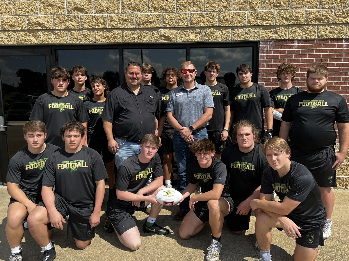 ccgray82's tweet photo. @GctQtrback @gcteagles Greene Co Farm Bureau would like to congratulate the GCT Eagles Defensive Team on being selectedas the Farm Bureau Players for Week #1. Congrats to these Eagles on receiving the FB PotW 🏈 for their performance against Paragould High! Go 🦅! https://t.co/RLSUlwflQn