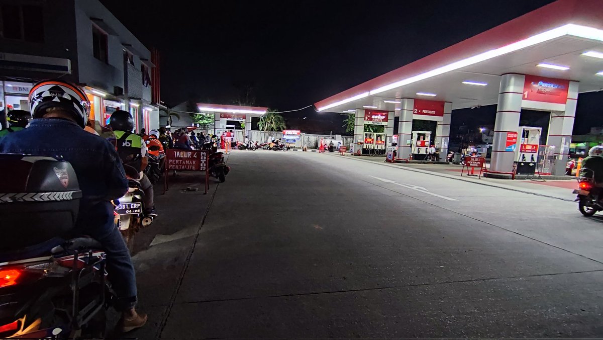 BBM udah naik sayangnya jiwa melayani gak ikut naik. Ngerti siy bukan jalur motor, tapi drpd staffnya cm duduk doang. Kan lmyn bisa memperpendek antrian motor. <a href="/pertamina/">PERTAMINA</a>