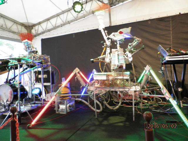 wodu_robot's tweet photo. ③まだ特設会場だったケド、等身大イングラムとか、ロボット楽団「オルディオン」の演奏会とか（ココでファンになったｗ）、マノイPFのパフォーマンスとか観れました＾＾
当時にしては画質が良いのは、この時は親にデジカメ借りたんだったなぁ。
#ハウステンボス #ロボットの王国 #オルディオン #MANOI https://t.co/Ut8s0BcmLp