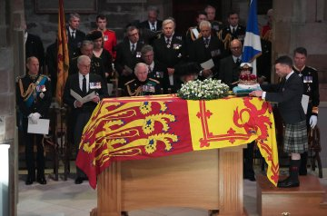 Mattedefy06's tweet photo. The Earl of Wessex, Prince Andrew, King Charles III, the Queen Consort, Anne, Princess Royal &amp; Sir Tim Laurence, look on as the Duke of Hamilton places the Crown of Scotland on the Queen's coffin, St Giles' Cathedral . #QueenElizabethII 💔 https://t.co/i3AfAnEUyS