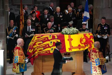 Mattedefy06's tweet photo. The Earl of Wessex, Prince Andrew, King Charles III, the Queen Consort, Anne, Princess Royal &amp; Sir Tim Laurence, look on as the Duke of Hamilton places the Crown of Scotland on the Queen's coffin, St Giles' Cathedral . #QueenElizabethII 💔 https://t.co/i3AfAnEUyS