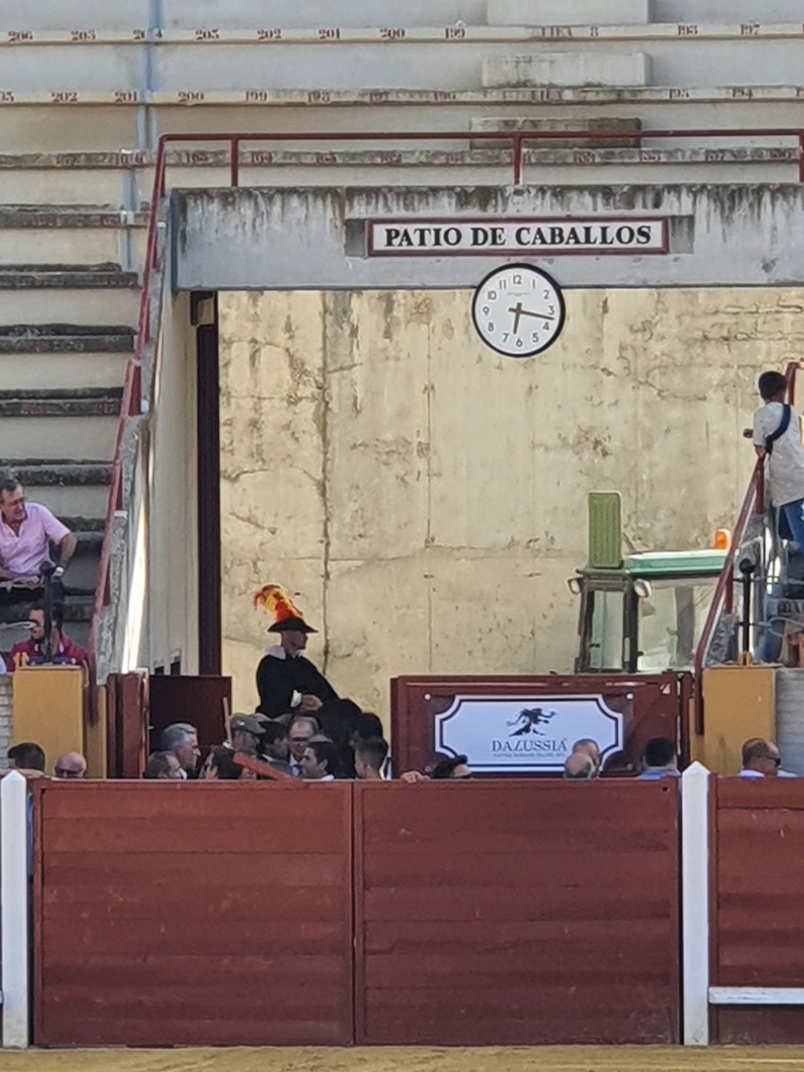VOX_MORON's tweet photo. Volcados con la tauromaquia y las causas justas

La coordinadora Laura Gómez asiste a la corrida benéfica de rejones, para recaudar fondos y ayudar en el coste del tratamiento de la enfermedad mutación del gen TRIO, que sufre el niño Antonio Copado Portillo. https://t.co/xdoxBXRUQR