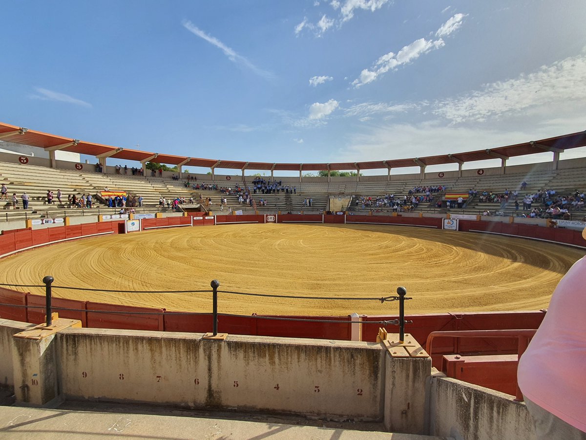 VOX_MORON's tweet photo. Volcados con la tauromaquia y las causas justas

La coordinadora Laura Gómez asiste a la corrida benéfica de rejones, para recaudar fondos y ayudar en el coste del tratamiento de la enfermedad mutación del gen TRIO, que sufre el niño Antonio Copado Portillo. https://t.co/xdoxBXRUQR