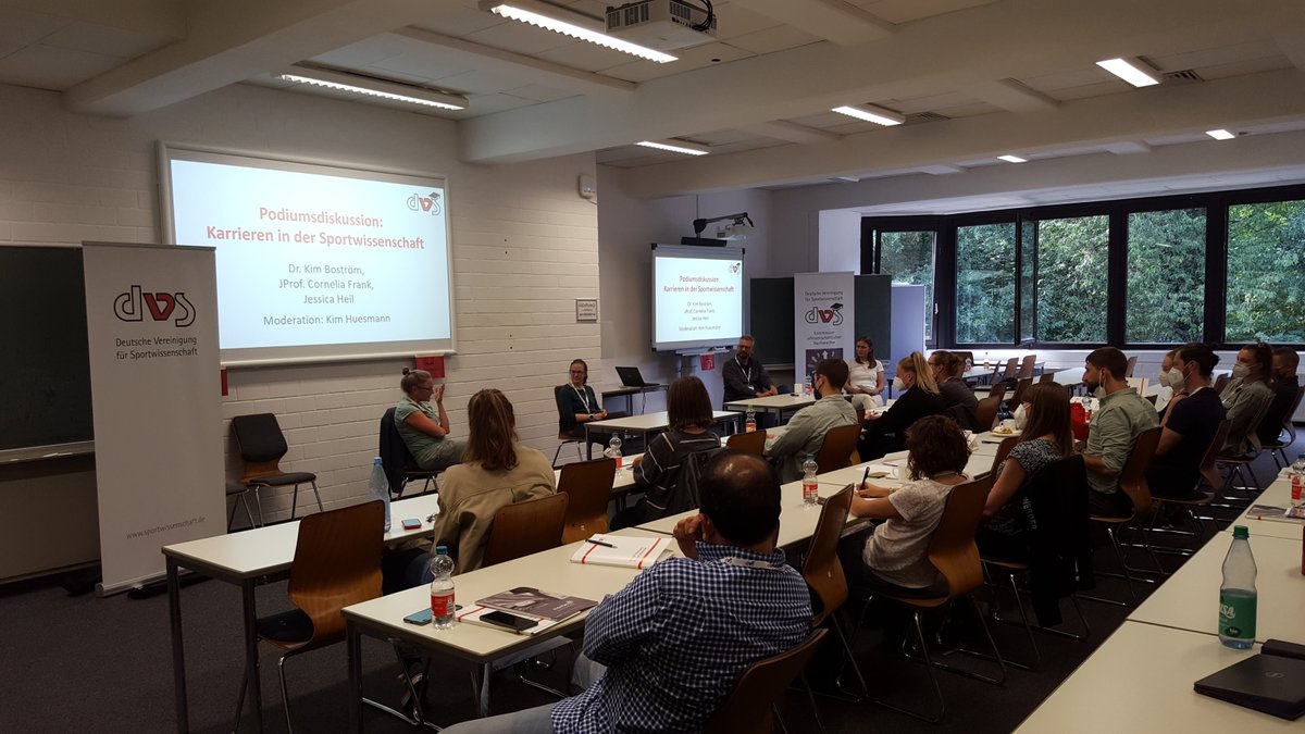 SpowisNachwuchs's tweet photo. Ab heute läuft in Oldenburg der 32. dvs-Nachwuchsworkshop! 

Wir freuen uns auf drei Tage spannenden Input &amp; ergiebige Diskussionen!

Gestartet sind wir mit einem Vortrag von Dr. Kim Boström zu empirischer Forschung &amp; einer Podiumsdiskussion zu Karrieren in der Sportwissenschaft! https://t.co/3oxIJdPDKA
