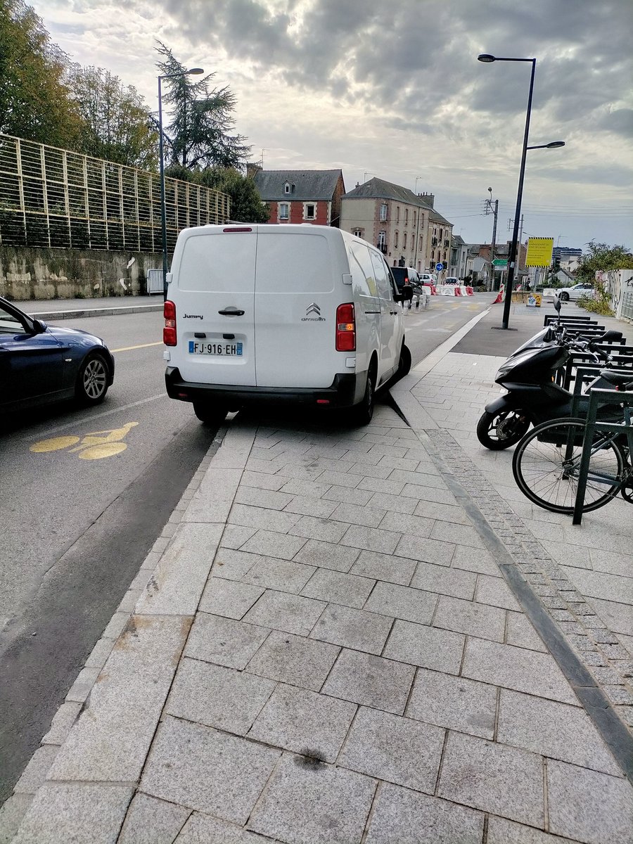 NicOnCuicui's tweet photo. #raslebol des #GCUM et du je m'enfoutisme de @metropolerennes. Les potelets ont été enlevés il y a 6 mois, jamais remis, voilà le résultat tous les jours. 0 contrôles rien.
@Rayons_Action https://t.co/O9xuNNdJpq