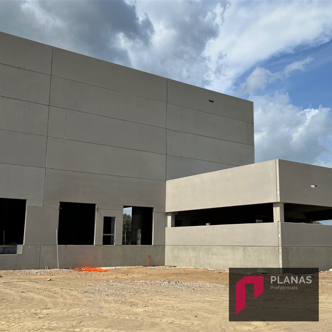 pref_planas's tweet photo. La setmana passada vam finalitzar el nou centre logístic de @kavehome a Tordera, un projecte realitzat per Torroella Ingeniería Arquitectura. 💪 Volem donar les gràcies a tot l'equip de Prefabricats Planas!
#kavehome #edificilogisticprefabricat #logistica #prefabricatsplanas https://t.co/eyC89CtUeW