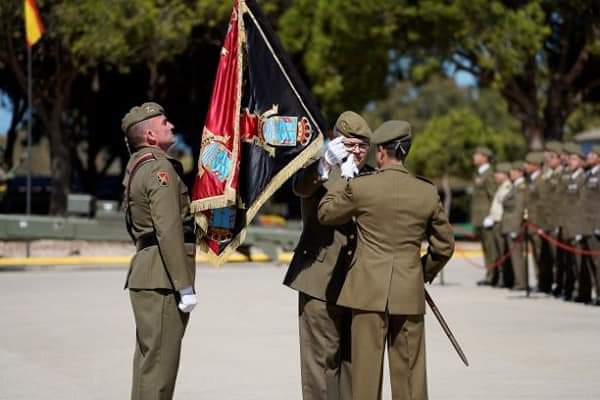 FUTER_ET's tweet image. El 9 de septiembre tuvo lugar en el Acuartelamiento de Camposoto #Cadiz,  la toma de Mando del Grupo de Artillería de Costa I/4  #RACTA4 #MACA_ET.
El Comandante Felipe M. Eizaguirre Marin tomó posesión del Grupo que le hizo entrega el Teniente Coronel Enrique Albert García.