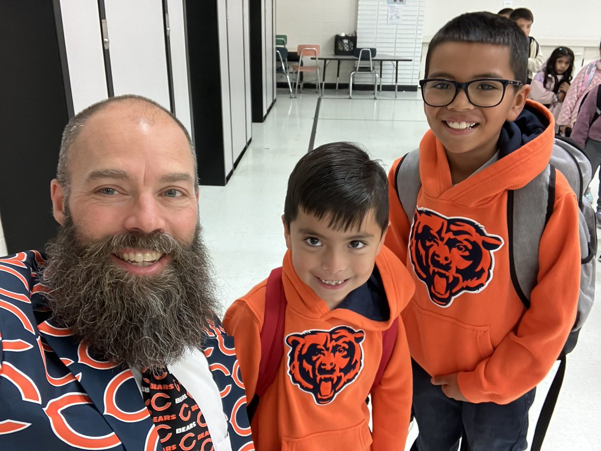 ASD4dsmogor's tweet photo. Celebrating #VictoryMonday at Lake Park Elementary. Great win for our @ChicagoBears 1-0! https://t.co/SJMY82QvbK