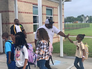 HillpointHusky's tweet photo. The members of Alpha Phi Alpha Fraternity volunteered today to greet our students and welcome them to their second week of school!  #HPLeadersofthepack #BuildingtheBestSPS #secondweekofschool #hillpointhuskies https://t.co/thO4xbSQYw