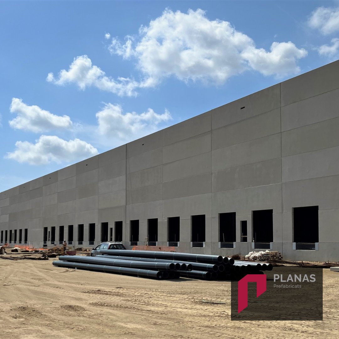 La setmana passada vam finalitzar el nou centre logístic de @kavehome a Tordera, un projecte realitzat per Torroella Ingeniería Arquitectura. 💪 Volem donar les gràcies a tot l'equip de Prefabricats Planas!
#kavehome #edificilogisticprefabricat #logistica #prefabricatsplanas