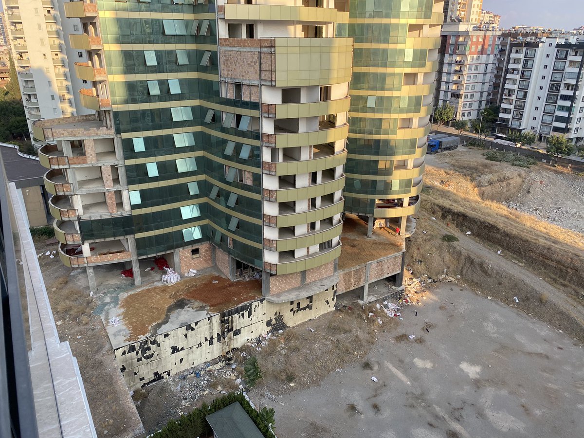 bsrzfr's tweet photo. @Adana_Bld @SeyhanBelediye @_adanahaberleri @bizadanaliyik pınar mahallesinde bir şantiye salça, domates ve biber kurutma için imalathane haline çevrilmiş. Asla hijyenik olmayan yöntemlerle üretilen malzemeler kim bilir nerelerde satılıyor. https://t.co/HG1mDrP5GS