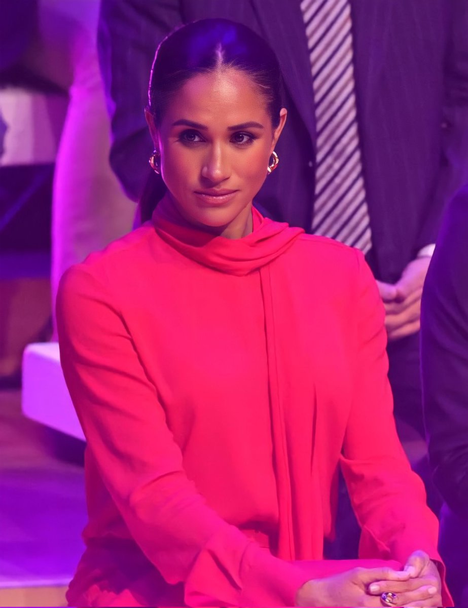 JoDivaRunner's tweet photo. Please! Let’s show our support and love for this accomplished, intelligent, beautiful and kind woman that’s being demonized for simply falling in love with a Prince of England! #WeLoveYouMeghan https://t.co/RdvJLtA04I