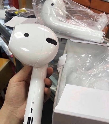KIIT__KATT's tweet photo. Quand tu commande des AirPods sur la moula shop merci Milla  #influenceurs #MagaliBerdah https://t.co/oX5JDoLbGV