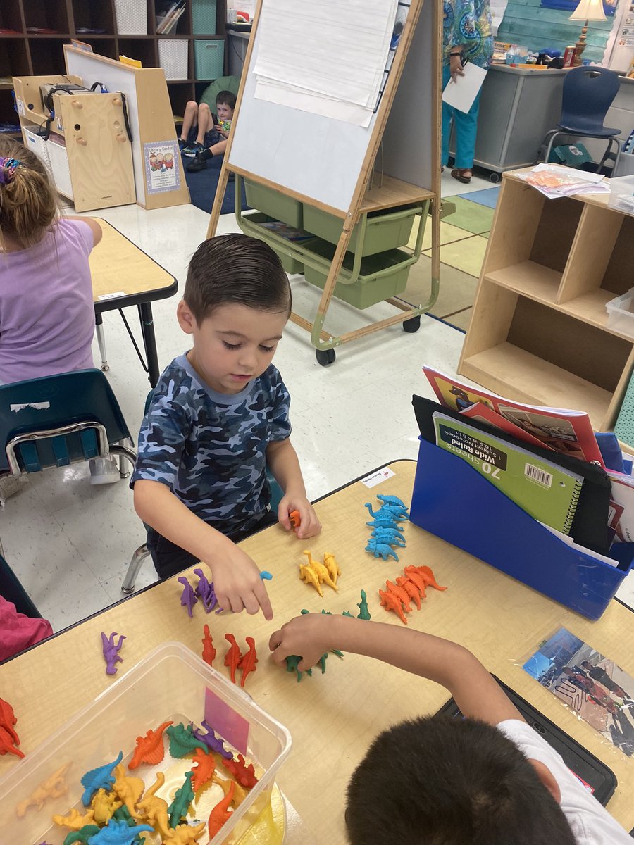 PolandDenise's tweet photo. Kindergarteners are building a foundation in math with sorting, counting, and comparing sets. Using math vocabulary to explain their learning will solidify these skills for students. #LiveOakLearningCenter #BeGolden #EarlyChildhood https://t.co/L8m9WEM1lP