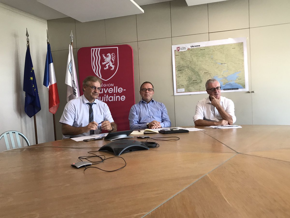PetitpoissonJ's tweet photo. #SNCF conf de presse avec @renaudlagrave @hervelefevre7 @SNCFVoyageurs et @JeanLucGary @SNCFReseau pour bilan été @TERNouvelleAQ et annonces de rentrée. ➕que jamais TER est le super ⛽️ des mobilités 👍 retrouvez toutes les offres et abonnements https://t.co/G2uTwei4ij https://t.co/mVYc9DwPxM