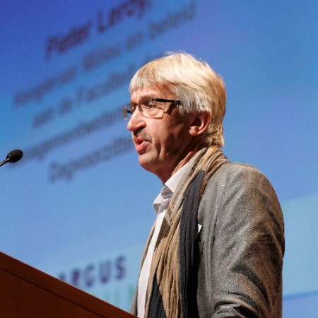 VVMBureau's tweet photo. Doe mee met de paneldiscussie over Nieuwe (duurzame) energie door jongerenparticipatie, 20 oktober. Panelleden zijn oa Wouter van der Galiën #JongRes, Pieter Leroy @Radboud_Uni en Klaartje van Dijk #Toponderzoek. https://t.co/J1ursdRxPb #RES #VVMJong #milieu https://t.co/ggVp59Ci5B