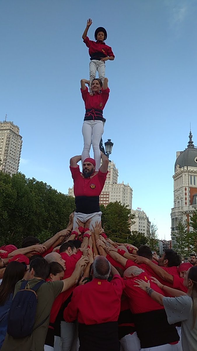 CCastelleraMAD's tweet photo. ❤️💛❤️💛❤️💛

Una actuación de 💯: Pd4, 2d5, 3d6, 4d5 y vano de 4

La #diadacatalunya en #Madrid fue un éxito y disfrutamos mucho con todo el público que pudo participar en los #castells

¡Amunt Gatos! 😻

📸 IG: inaki.foto y doina_olteanu

#seguimoshaciendopinya #gatosdemadrid https://t.co/mfsM7Eq7IQ