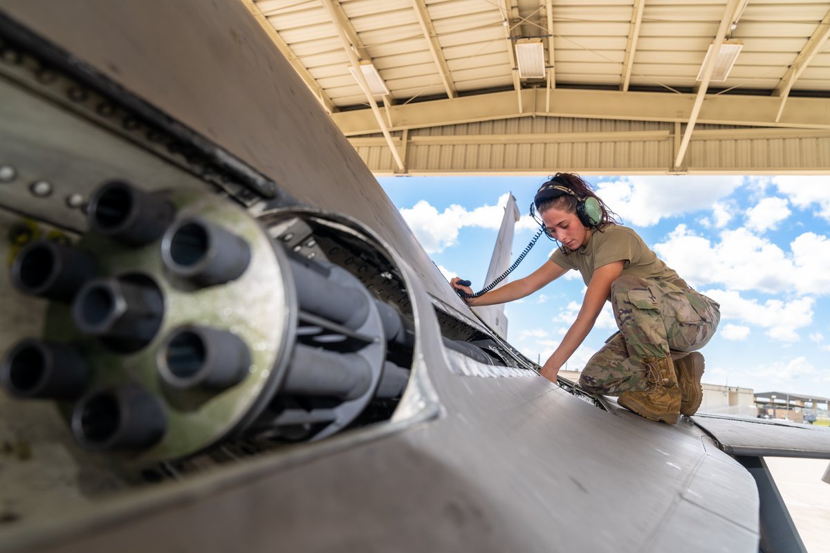 PhotoByCaz's tweet photo. #MakoMonday: Senior Airman Helena Cordero, 482nd Aircraft Maintenance Squadron Aircraft Armament Systems Technician, works on an F-16's M61A1 six-barrel Gatling gun that can fire 6,000 shots per minute. 

#HARB #HARBReady #ReserveReady #HARBResilient #ReserveResilient https://t.co/6snvPFQPp9