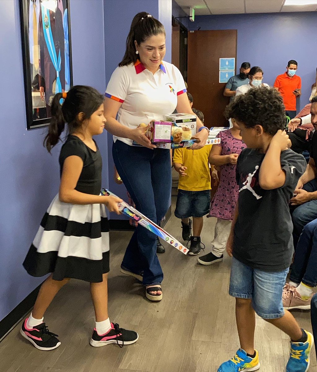 consuladohnla's tweet photo. Si queremos ciudadanos de bien, invirtamos a nuestra niñez! Gracias a @Juguetespsh por compartir y celebrar con nosotros a nuestros pequeños catrachos, Feliz Día del niño! https://t.co/cJWLyx9jyt