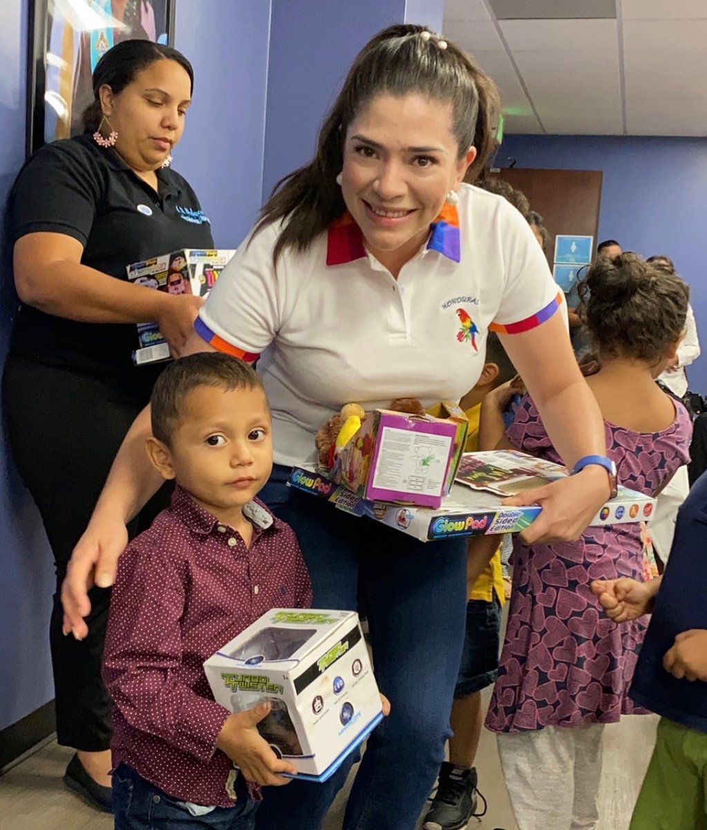 consuladohnla's tweet photo. Si queremos ciudadanos de bien, invirtamos a nuestra niñez! Gracias a @Juguetespsh por compartir y celebrar con nosotros a nuestros pequeños catrachos, Feliz Día del niño! https://t.co/cJWLyx9jyt