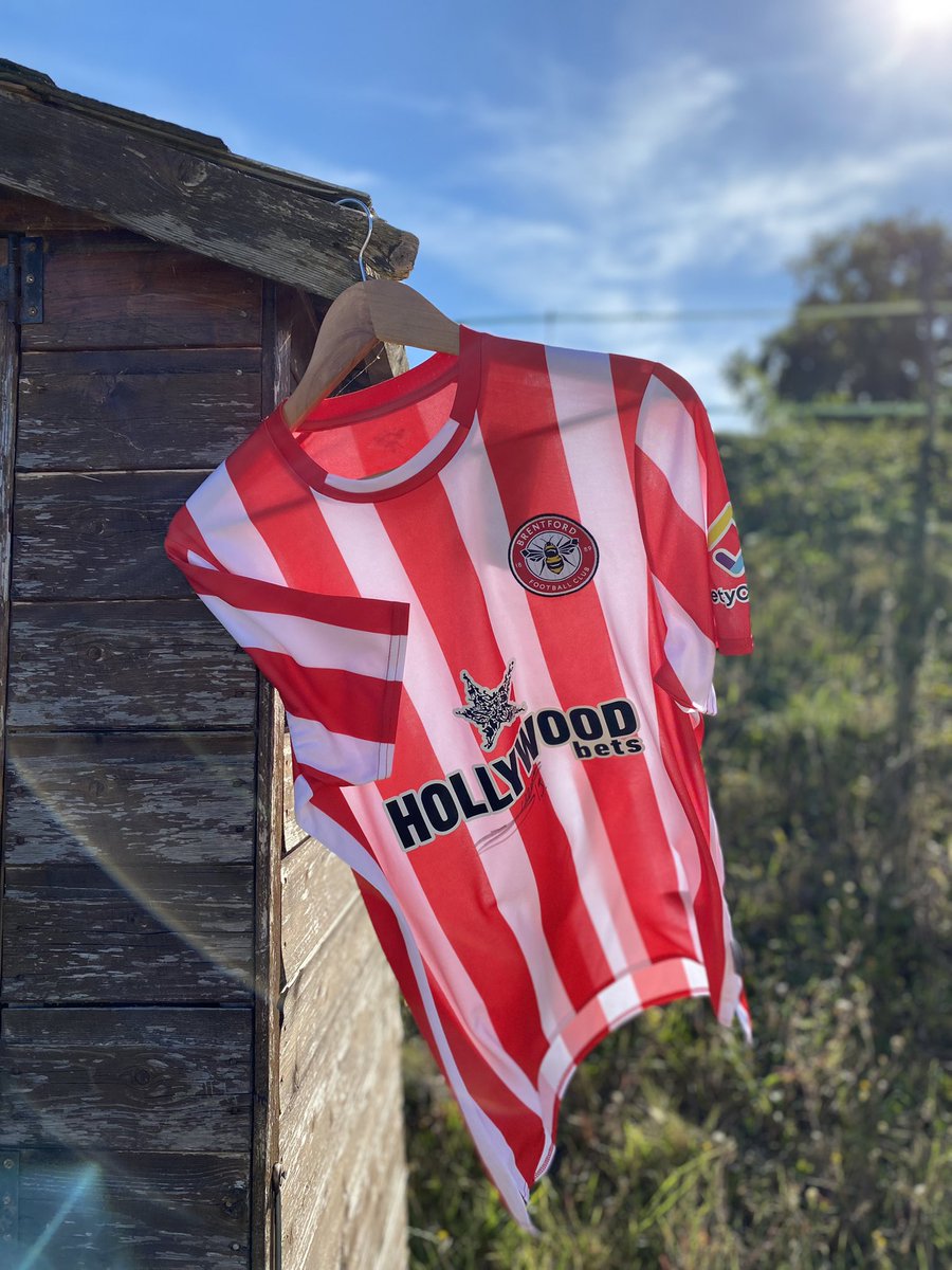 2nuitsavec's tweet photo. RT + Follow pour tenter de gagner le maillot de Brentford dédicacé par Bryan Mbeumo https://t.co/QVs8q5okef