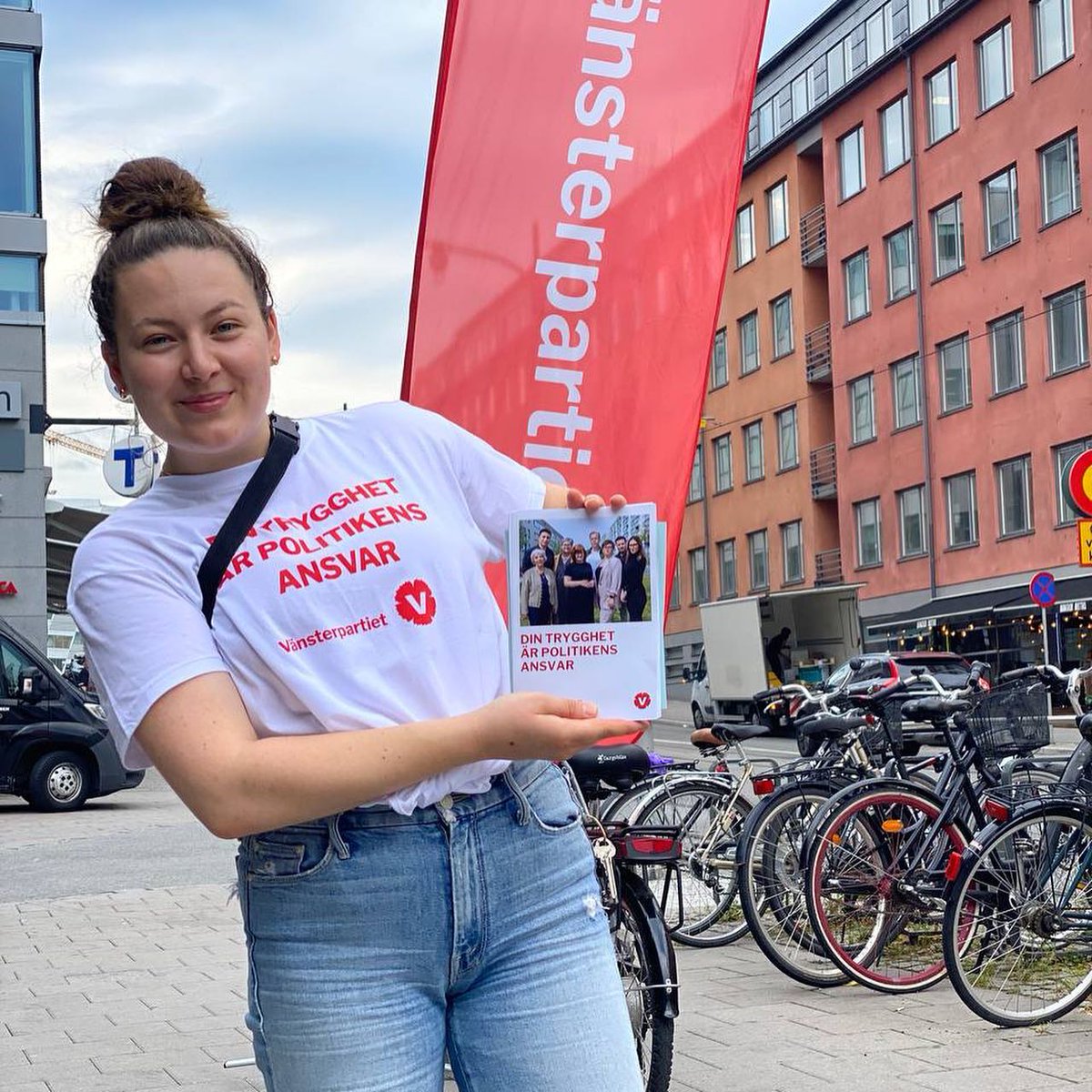 vansterpartiet's tweet photo. Oavsett vart vinden blåser så kan vi vända den tillsammans. Bli medlem i Vänsterpartiet! Läs mer och registrera dig här: https://t.co/plAPU7E5BZ https://t.co/A65zpNfjBa