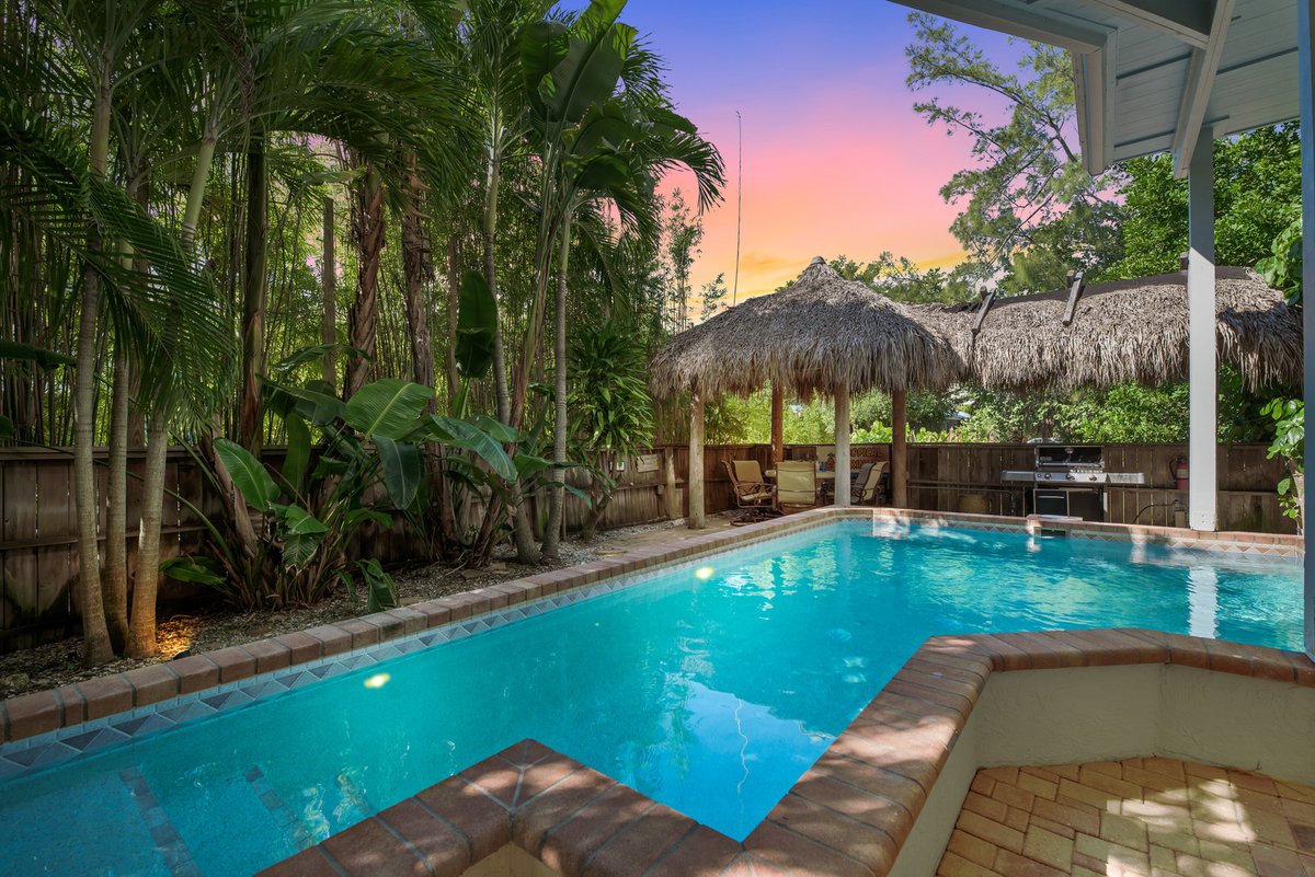 AnnaMariaLifeVR's tweet photo. Welcome to Yellowbird! 4 Bd | 3.5 Ba | Incredible Gulf Views! Book your stay: https://t.co/tI88NhLQoB
#annamariaisland #annamarialife #annamaria #ami #vacay #vacationrental #florida #beachhouse #beachrental #rentami #getaway #gulfview #sunsets #tiki https://t.co/ZsT7LL00Ii
