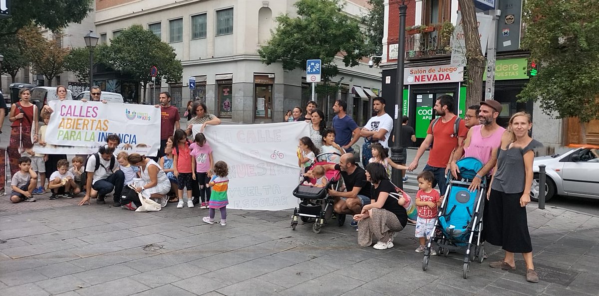 penelopePNME's tweet photo. Las familias de los colegios Santa María, @AMPAEmilia y @FamiliasRico nos concentramos en protesta del atropello de un @Uber a una joven de esta mañana y la desatención de las reclamaciones por parte del ayuntamiento de @MADRID.
@AlmeidaPP_ @bcarabante @begonavillacis https://t.co/ydktOZz6F5