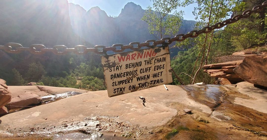 ForeverZion's tweet photo. Warning signs in the park are there for your safety and the safety of park visitors. Don’t let the awesome views in Zion distract you from paying close attention to your surroundings. Hike smart, and have a safe visit!
#HikeSmart #ZionNationalPark #ZionUtah #ForeverMighty https://t.co/8xi5KMub2i