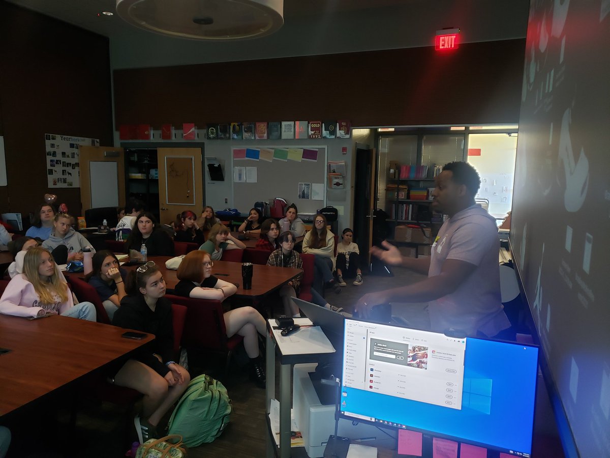 journasteiner's tweet photo. @Bradley_B_Roll sharing his craft with @BElivewire, @behs_yearbook and @chargedms. If you want to be the best, you better hang out with the best. Thanks for taking time out to hang with our crew. https://t.co/91CEAdaFiA
