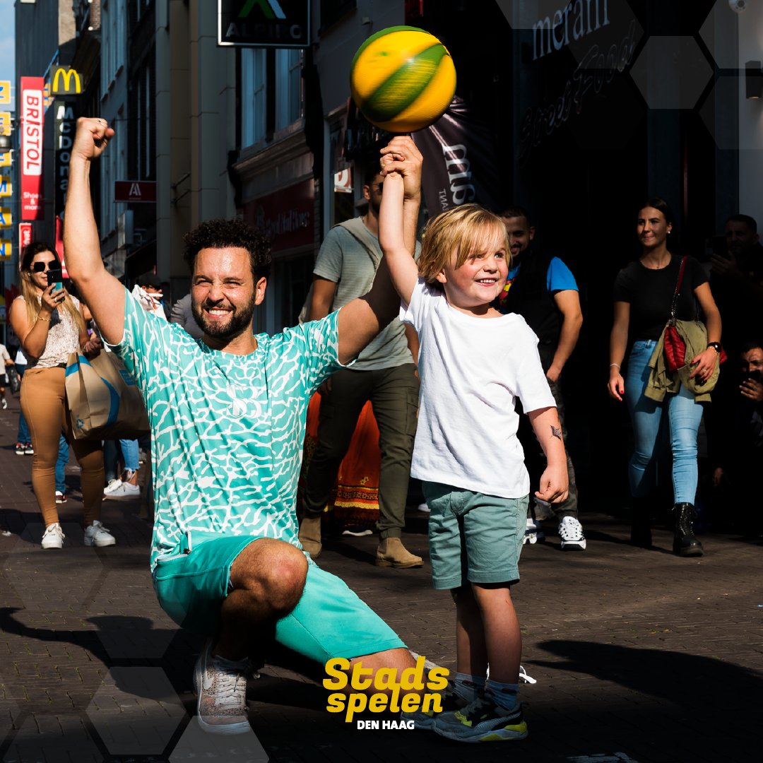 StadsspelenDH's tweet photo. Een voorproefje van de Stadsspelen! 🏀 ⚽ Gister zetten freestylers Soufiane Bencok &amp; Galdino Haimé Den Haag op zijn kop...  Nog niet genoeg gezien? 👀Volg dat één van Galdino's freestyle basketbal workshops op zaterdag 17 september!
📸 BEELD13 https://t.co/zXNIFiNPVg