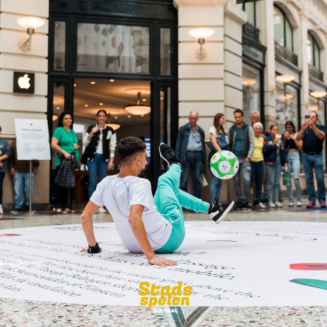 StadsspelenDH's tweet photo. Een voorproefje van de Stadsspelen! 🏀 ⚽ Gister zetten freestylers Soufiane Bencok &amp; Galdino Haimé Den Haag op zijn kop...  Nog niet genoeg gezien? 👀Volg dat één van Galdino's freestyle basketbal workshops op zaterdag 17 september!
📸 BEELD13 https://t.co/zXNIFiNPVg