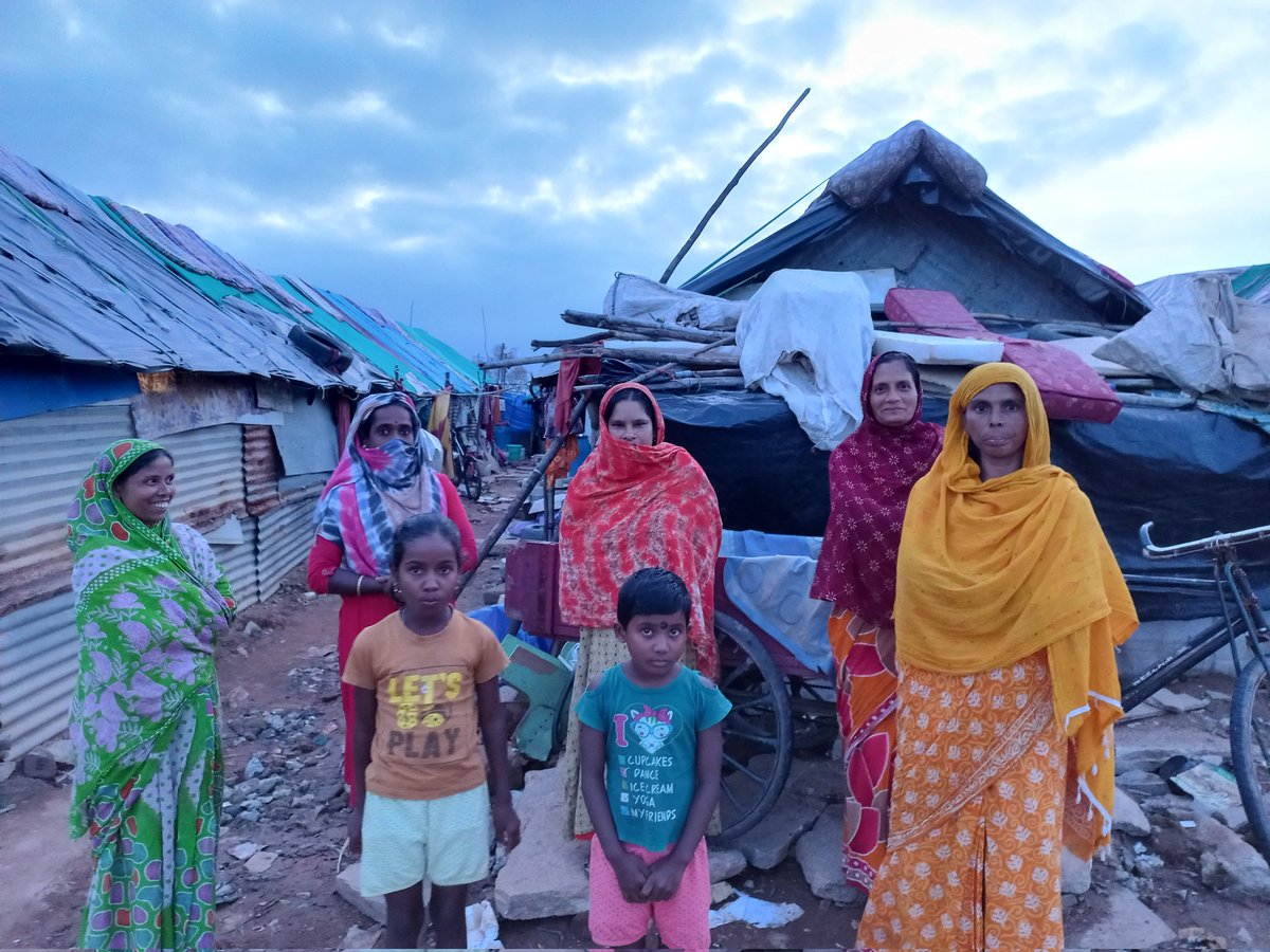 dh_sau's tweet photo. @bbmpcommr @BbmpEast must start the sanitization activity with immediate effect in Munnekholala area. Also arrange asha workers to visit all the houses of migrant workers slum.
#BangaloreRains #MigrantLivesMatter #CITU #IMFK https://t.co/AQXM4URXIk
