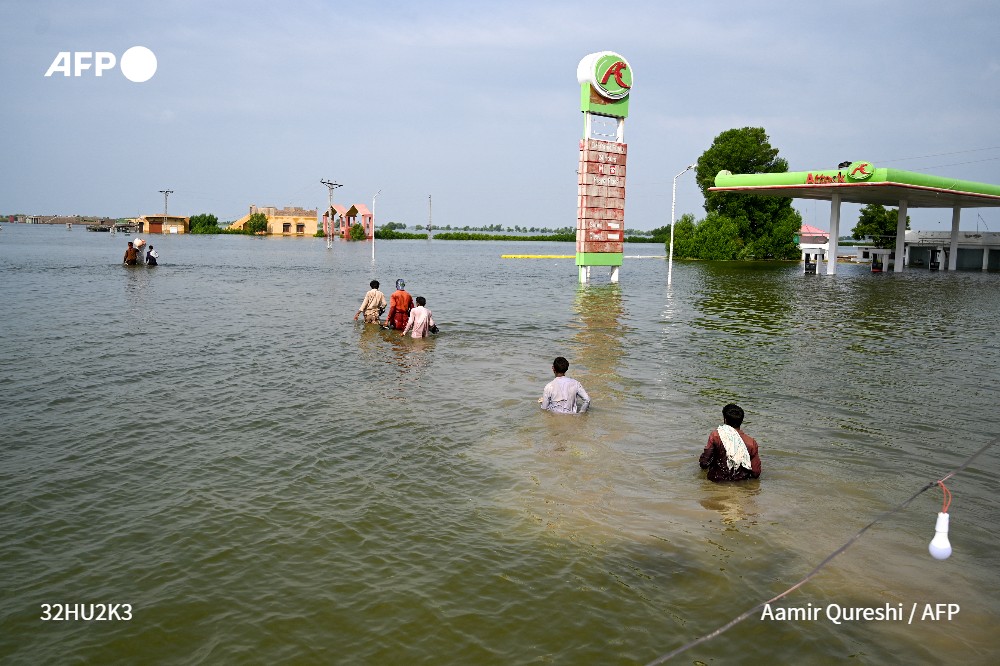 afpfr's tweet photo. "Personne ne sait plus où est son village" : au Pakistan, des centaines de villages ont disparu sous les eaux, après des inondations déclenchées par des pluies de mousson torrentielles depuis juin et qui ont submergé un tiers du pays ⤵️ 

https://t.co/VJnvJAtk9i #AFP https://t.co/hvB491CgZX