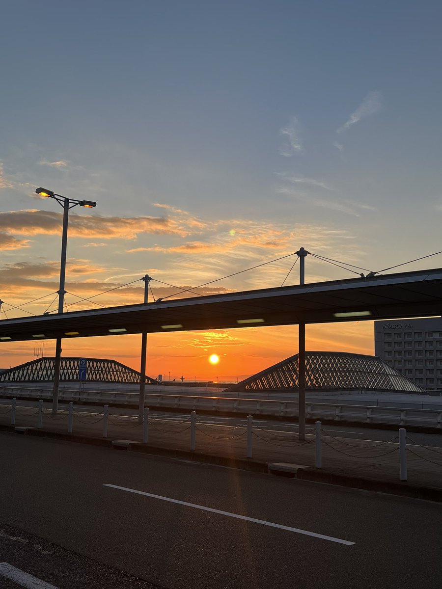 dagehotw's tweet photo. 無事台湾到着🇹🇼
関空からの空が綺麗すぎて、、🥺
泣きそうになったのを必死に堪えて笑顔でお母さんとバイバイしました🥲
お母さんも心配させまいと必死に堪えてるの伝わって余計胸痛い、、
3ヶ月間充実してたなぁ🥲💗 https://t.co/QeT55WSEy4