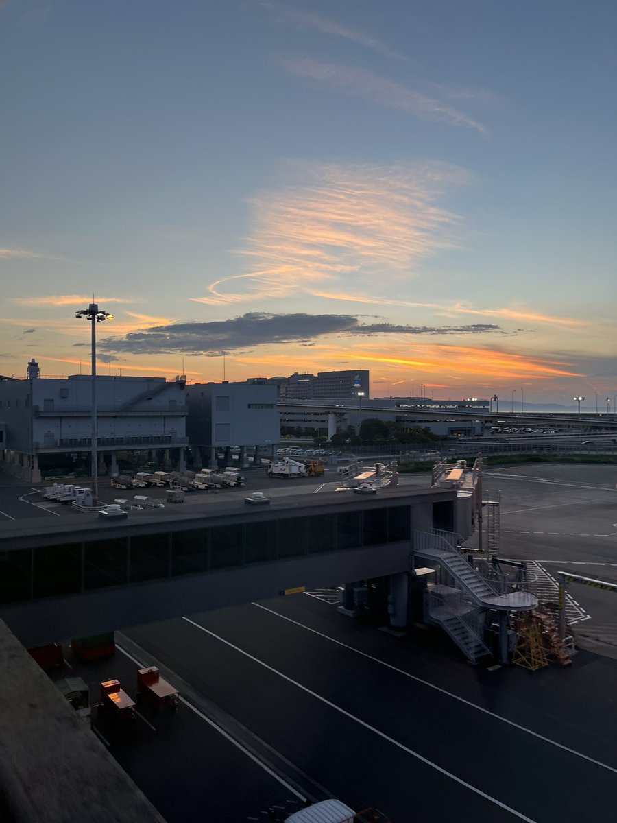 dagehotw's tweet photo. 無事台湾到着🇹🇼
関空からの空が綺麗すぎて、、🥺
泣きそうになったのを必死に堪えて笑顔でお母さんとバイバイしました🥲
お母さんも心配させまいと必死に堪えてるの伝わって余計胸痛い、、
3ヶ月間充実してたなぁ🥲💗 https://t.co/QeT55WSEy4