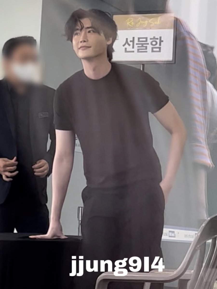 JongsukBra's tweet photo. Começamos com fotos dele na entrada do local onde recebeu alguns fãs e entregou cerca de 500 brindes. 

A adm perdeu tudo no 😗.

#이종석 #LeeJongSuk #Re_JongSuk #다시_종석 https://t.co/oKYsFqlNYr