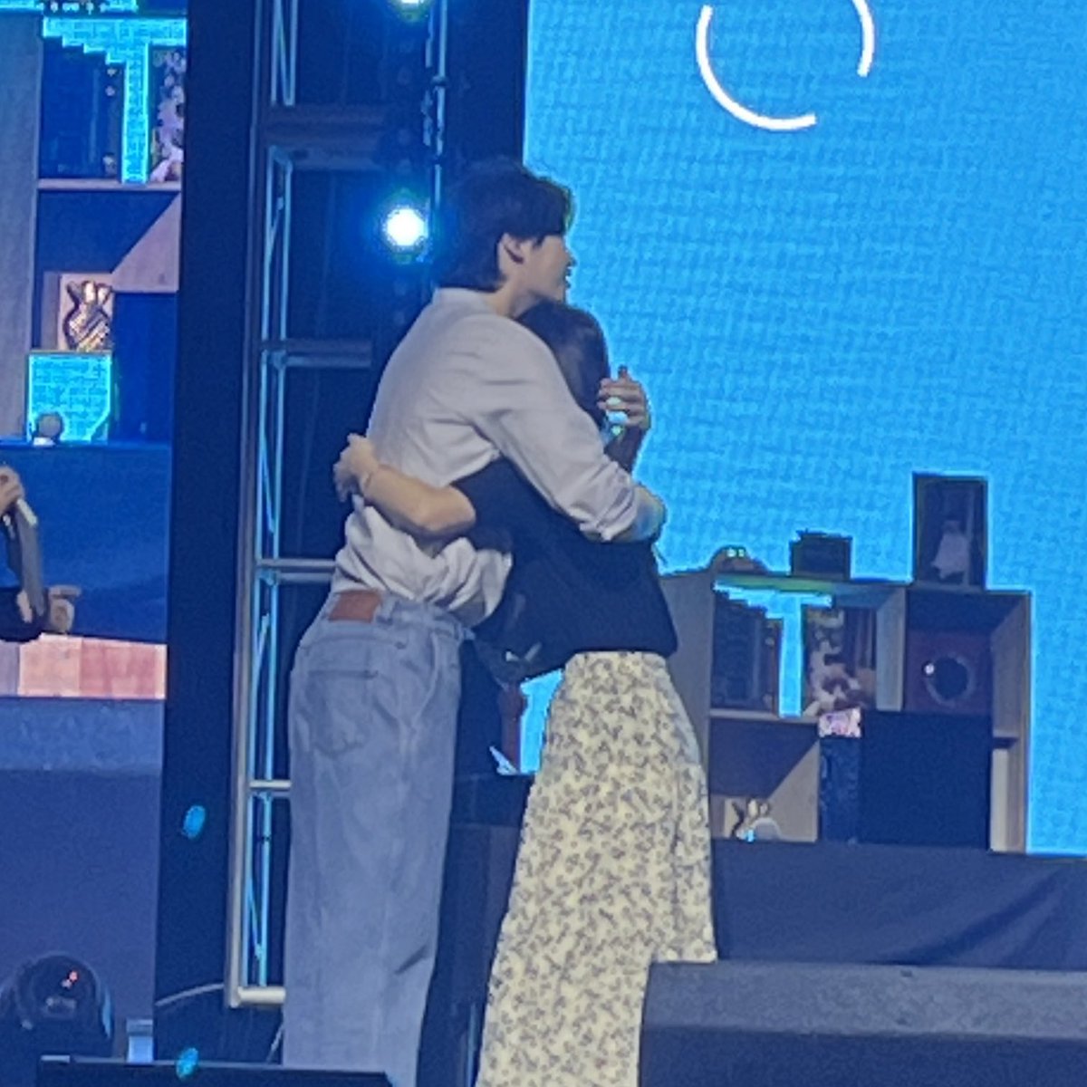 JongsukBra's tweet photo. E essas foram as sortudas da vez, que puderam subir no palco e ganhar o abracinho do patrão. 🥹

#이종석 #LeeJongSuk #Re_JongSuk #다시_종석 https://t.co/awDiZYTLqb