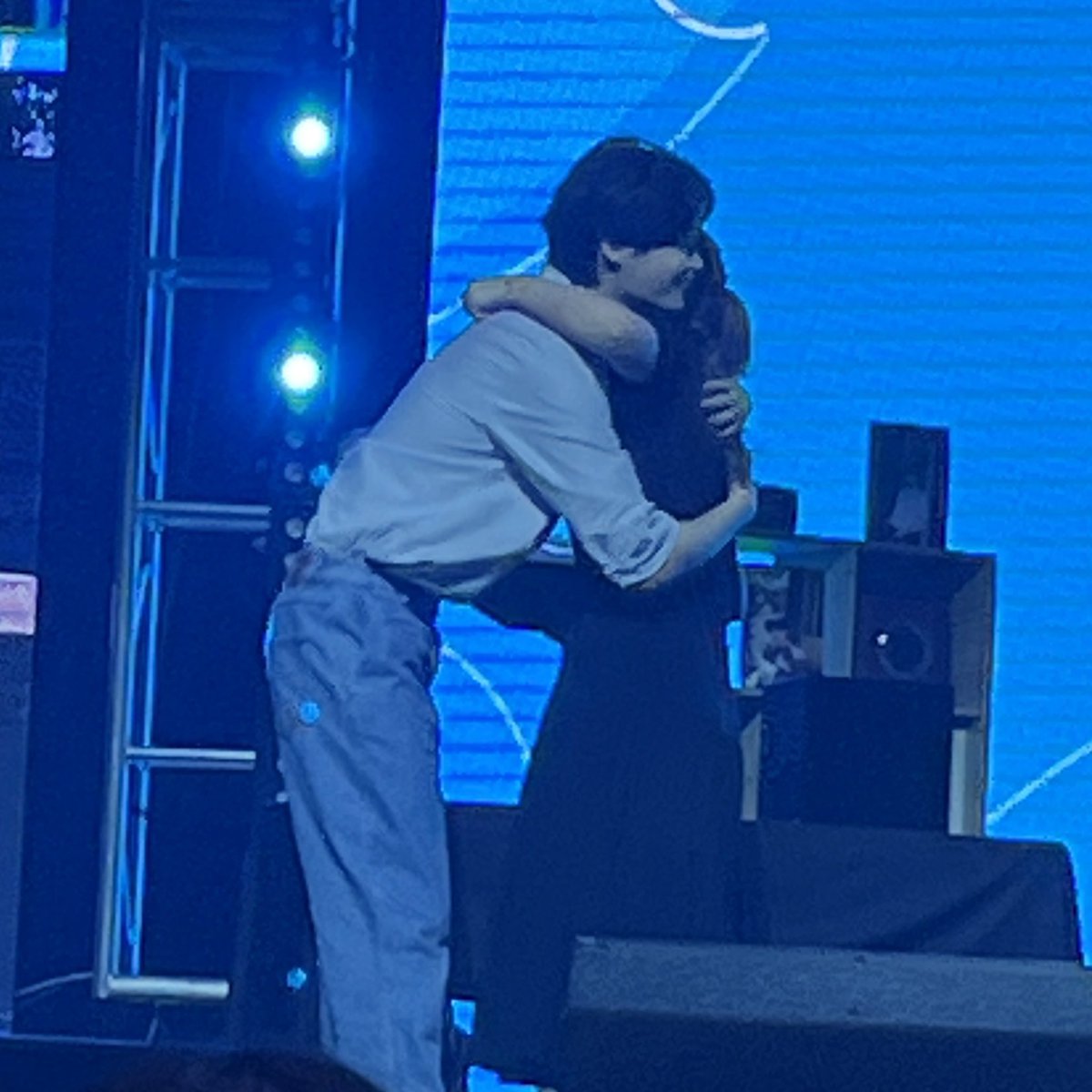 JongsukBra's tweet photo. E essas foram as sortudas da vez, que puderam subir no palco e ganhar o abracinho do patrão. 🥹

#이종석 #LeeJongSuk #Re_JongSuk #다시_종석 https://t.co/awDiZYTLqb