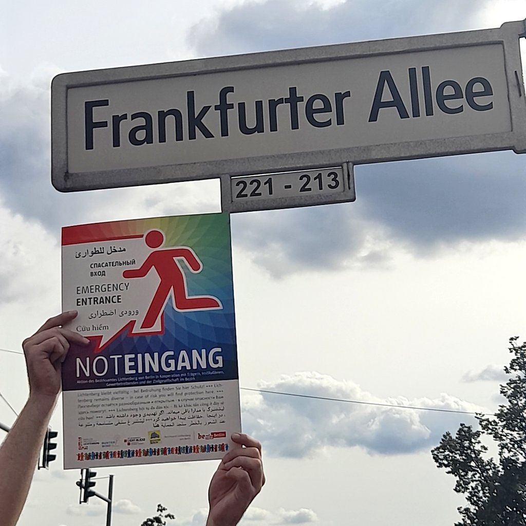 AmadeuAntonio's tweet photo. #AktionNoteingang: Unser Kiez-Spaziergang in Lichtenberg heute war ein voller Erfolg! Gemeinsam haben wir:
✅️ Neue Noteingänge geworben!
✅️ Betroffenen im Kiez zugehört
✅️ Uns mit bestehenden Noteingängen ausgetauscht
& das war erst der Anfang:
https://t.co/9F2IluHjI0 https://t.co/2TywWKpPhY