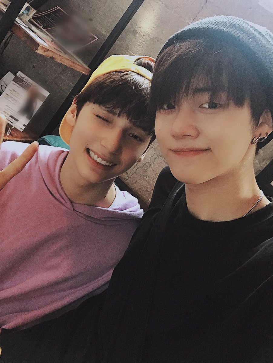 iviebox's tweet photo. One time for       ||   Two time for 
the present         ||   the past  

#OurStarboyYEONJUN
#스물네번째가을_연준이란_바다_ https://t.co/havMNoiyZP