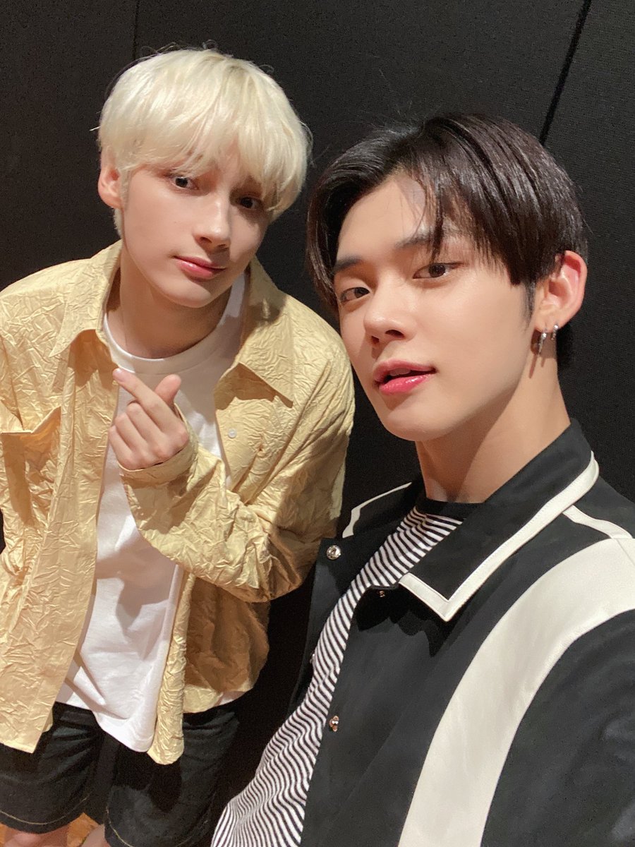 iviebox's tweet photo. One time for       ||   Two time for 
the present         ||   the past  

#OurStarboyYEONJUN
#스물네번째가을_연준이란_바다_ https://t.co/havMNoiyZP