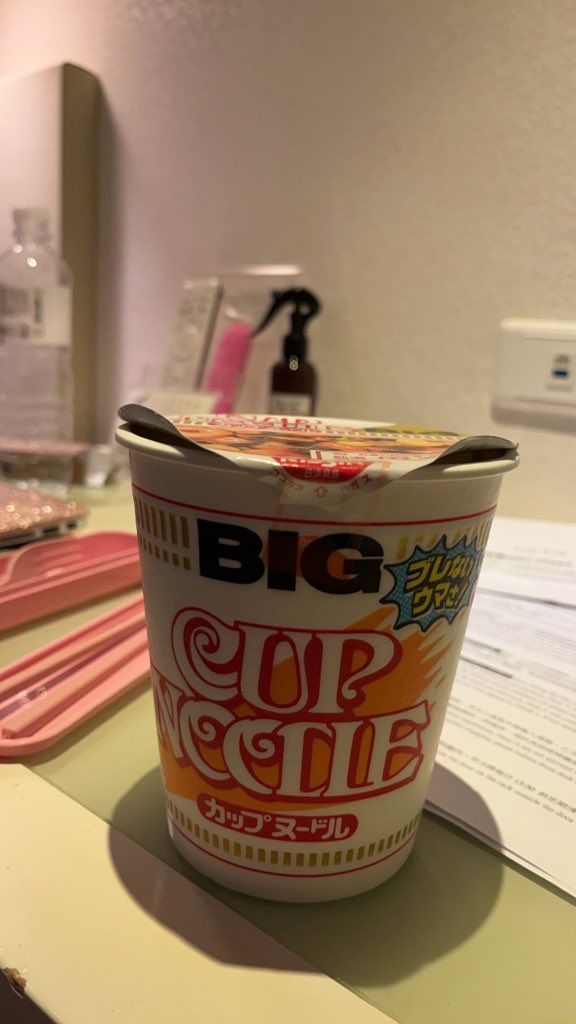 dagehotw's tweet photo. そして隔離のホテルに到着、持って帰ってきたカップラーメンを食べました👏👏
タクシーの運転手さん「你老公是台灣人嗎？日本的薪水比較高 你怎麼還是選在台灣工作！！」
と台湾人らしいプライベートな質問をめちゃくちゃしてくる😂
台湾戻ってきたんだ〜と実感（笑） https://t.co/4l6ucf4u4f