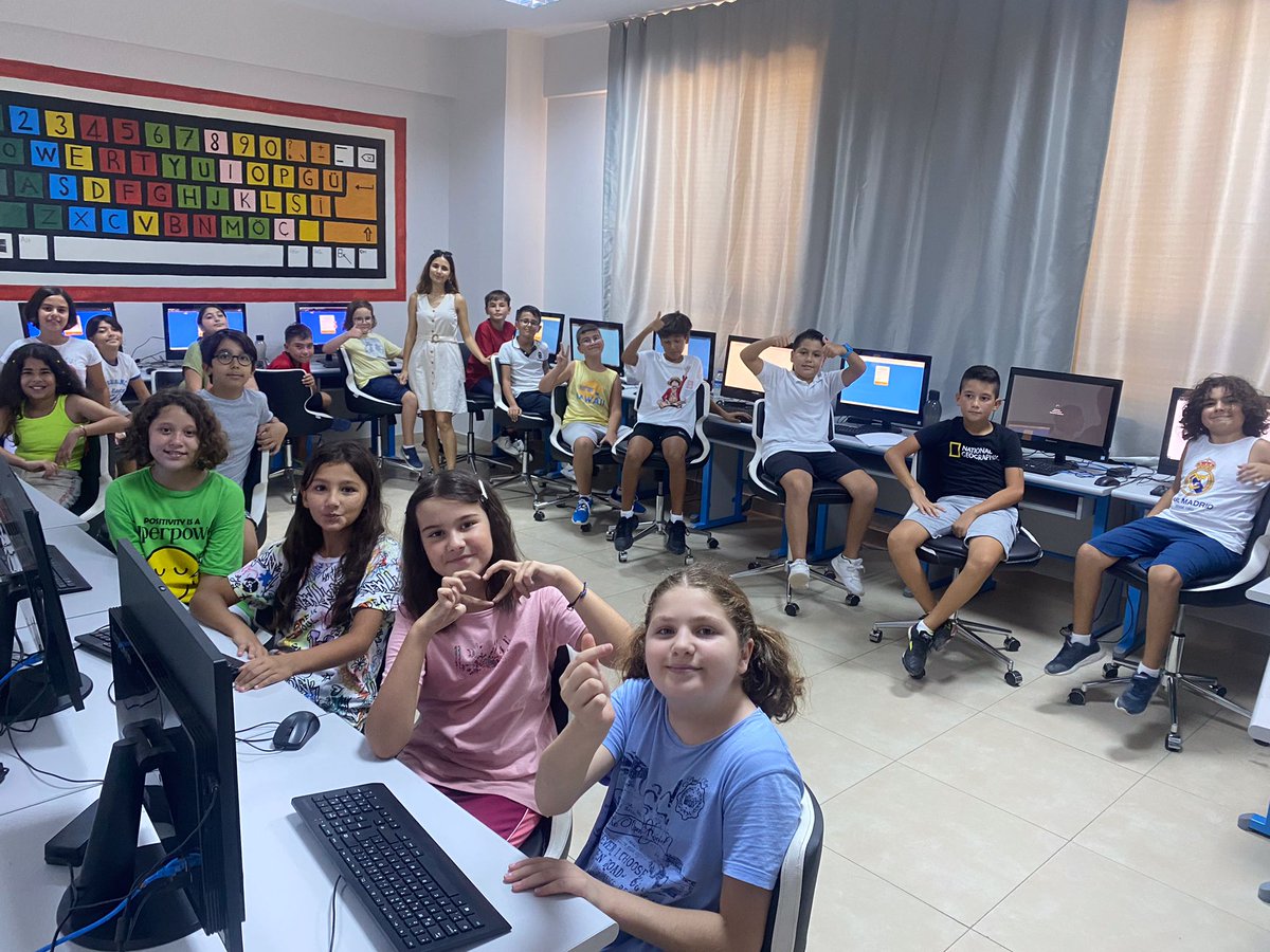 bilkolejleri's tweet photo. Dünya Inovasyon Okulu Bilişim derslerine başladı! 

Geleceğin yazılımcılarını yetiştirdiğimiz okullarımızın bilişim laboratuvarlarında, öğrencilerimizle birlikte yazılım, kodlama ve robotik çalışmalarına başladık. https://t.co/70X0qpMvMc